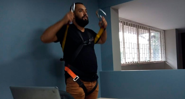 Homem usando equipamento de segurança do trabalho